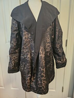 Jones New York Black and Brown Leopard-Print Reversible Rain Coat.  Sz Medium